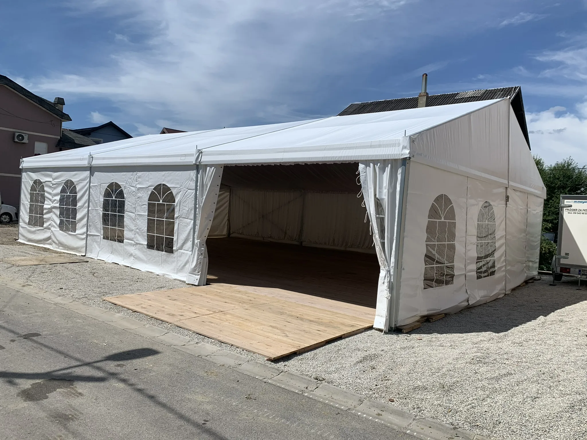 Unutrašnjost opremljenog event šatora