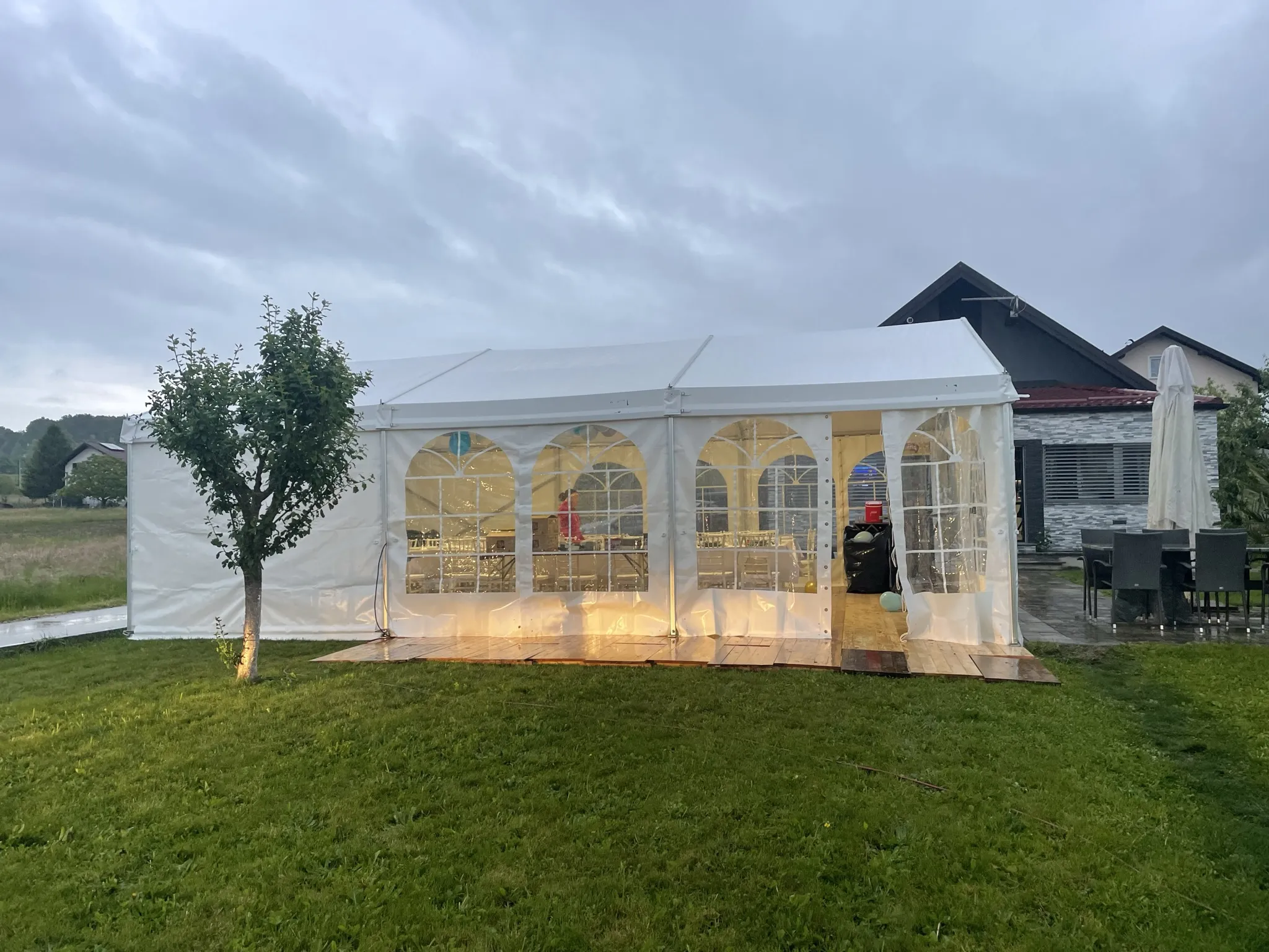 Moderne stolice i namještaj u šatoru