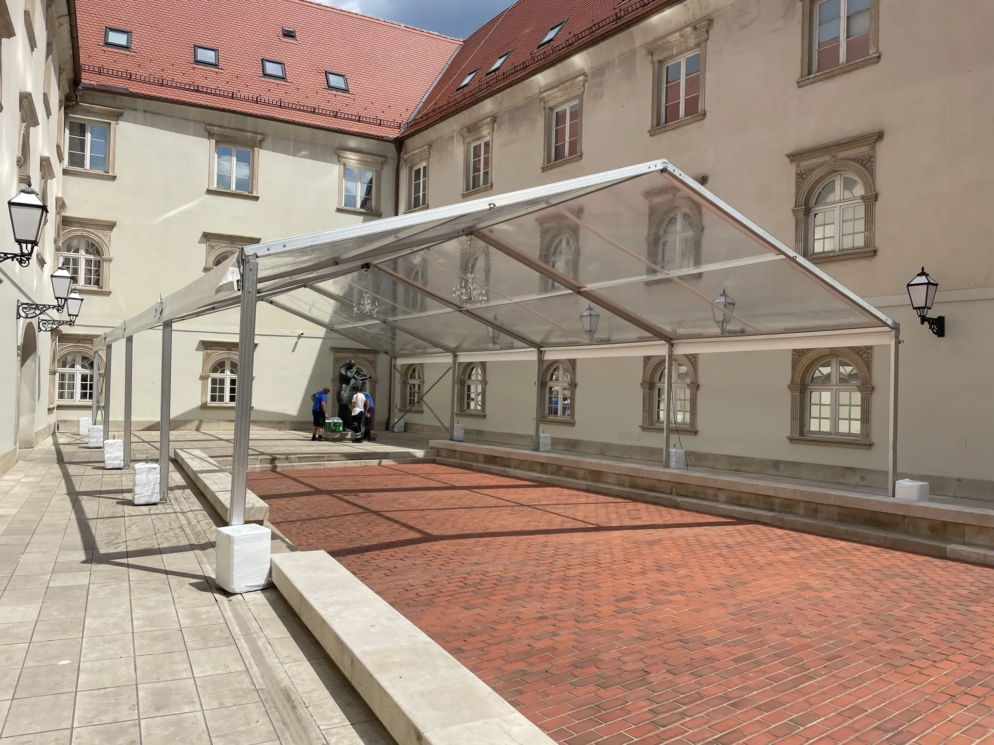 Elegantno opremljen šator za svečane događaje