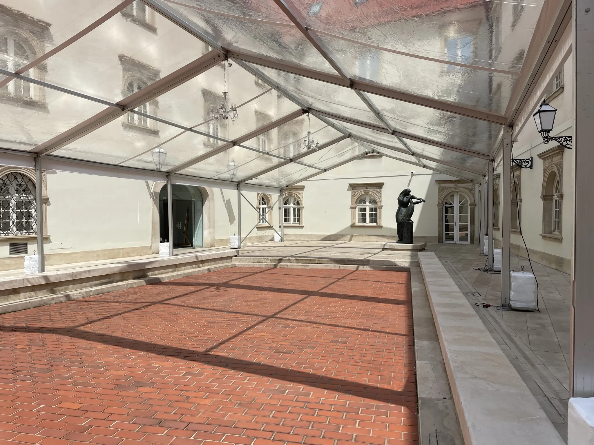 Detalj unutrašnjosti profesionalnog event šatora