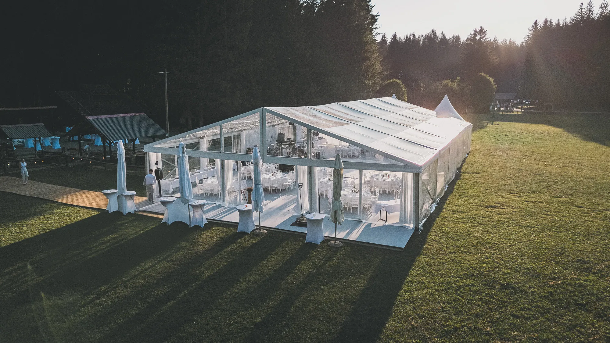 Elegantna rasvjeta i ukrašavanje šatora