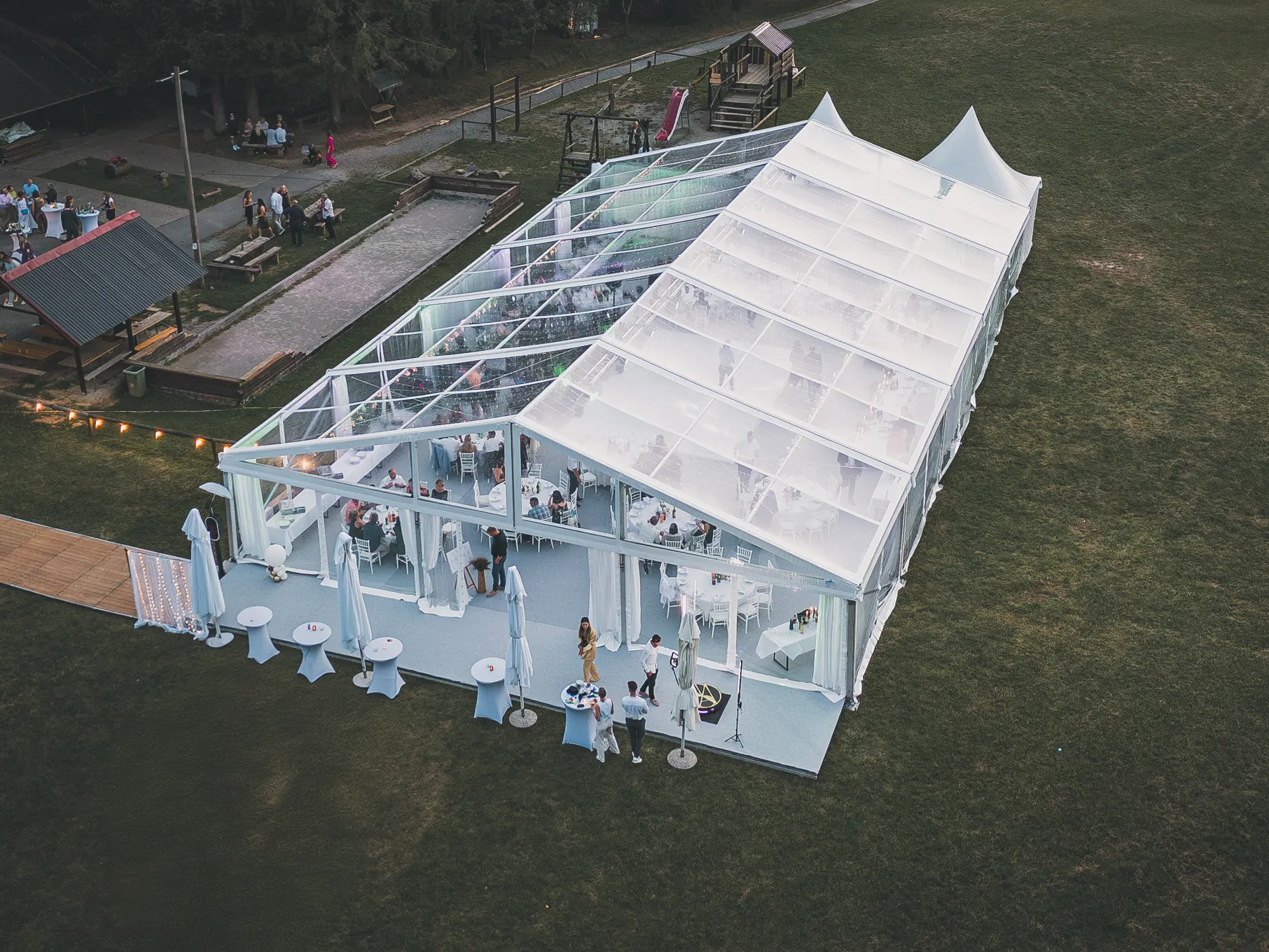 Prozirni šator s kristalnim lusterima