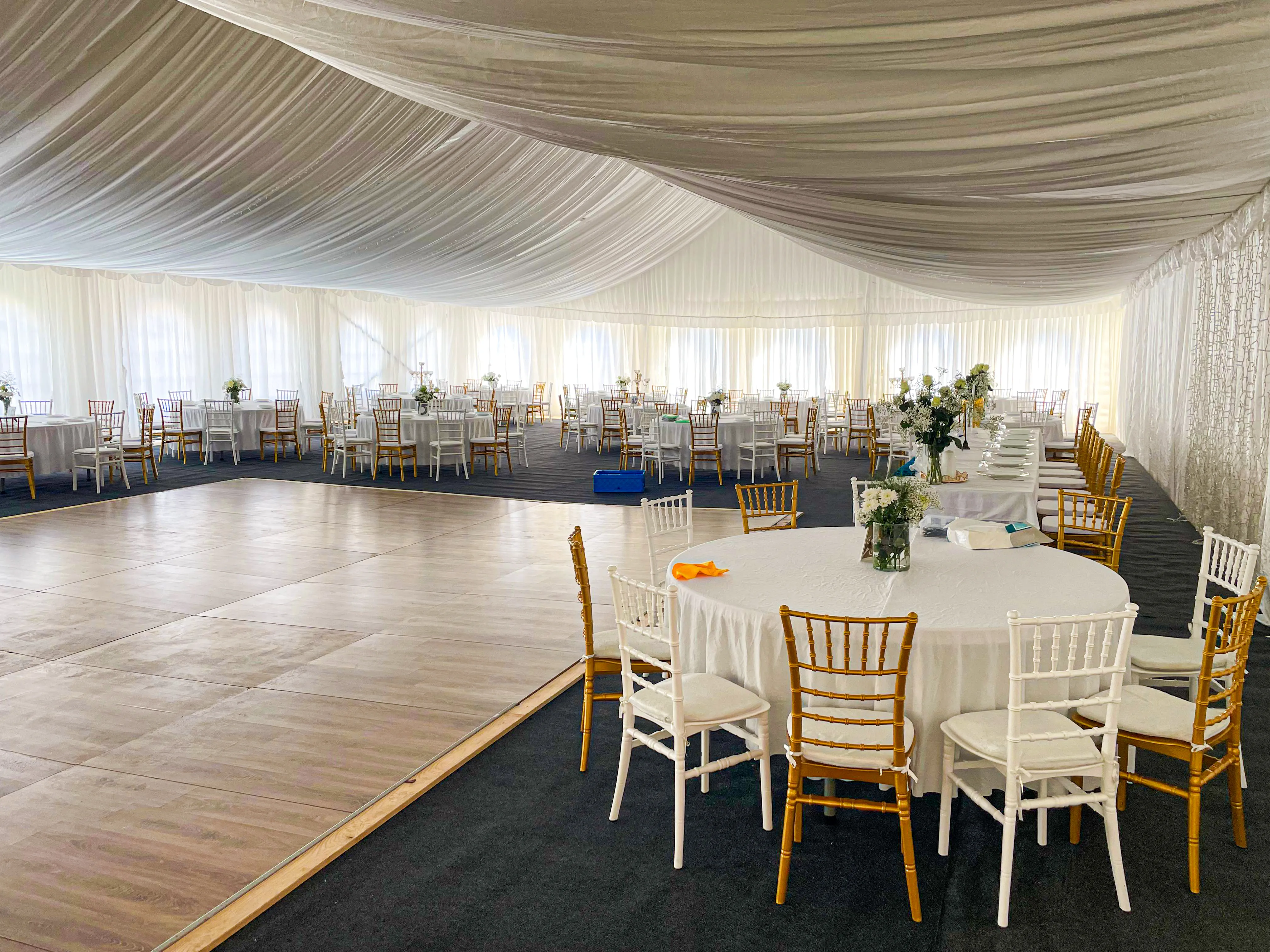 Intiman svadbena večera pod šatorom