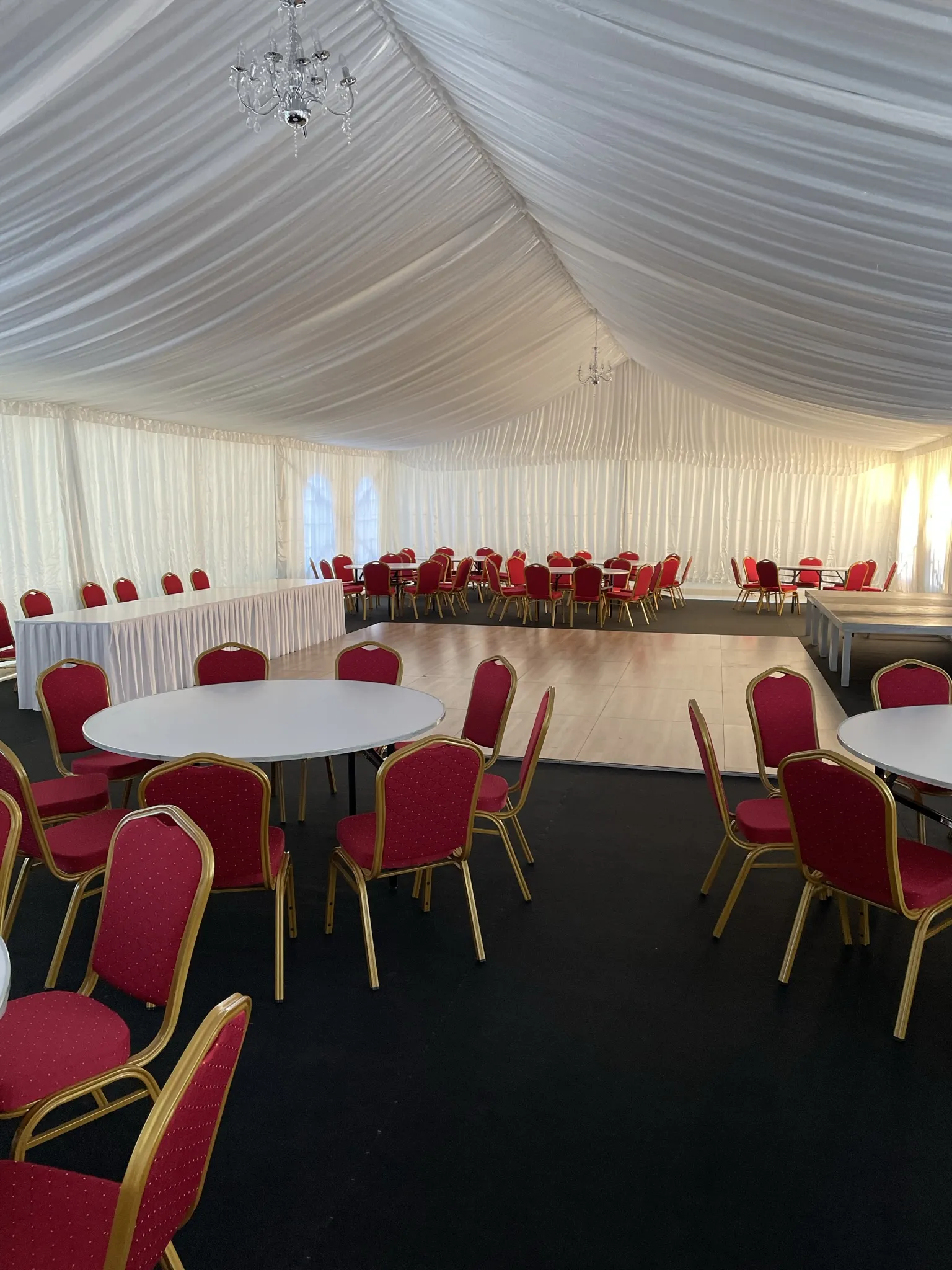 Kompletno opremljen vjenčani šator