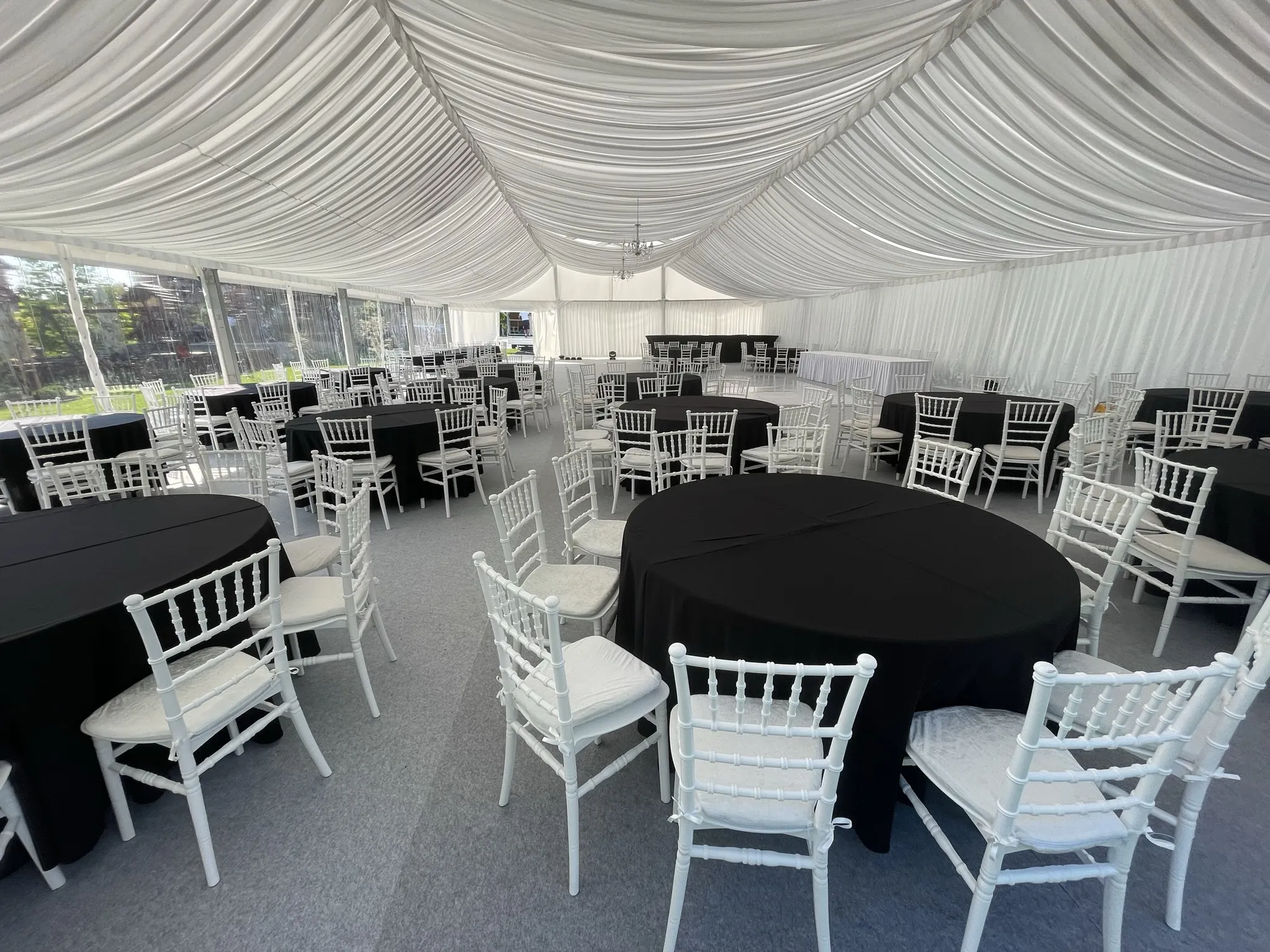 Elegantni stolovi za vjenčanja i evente